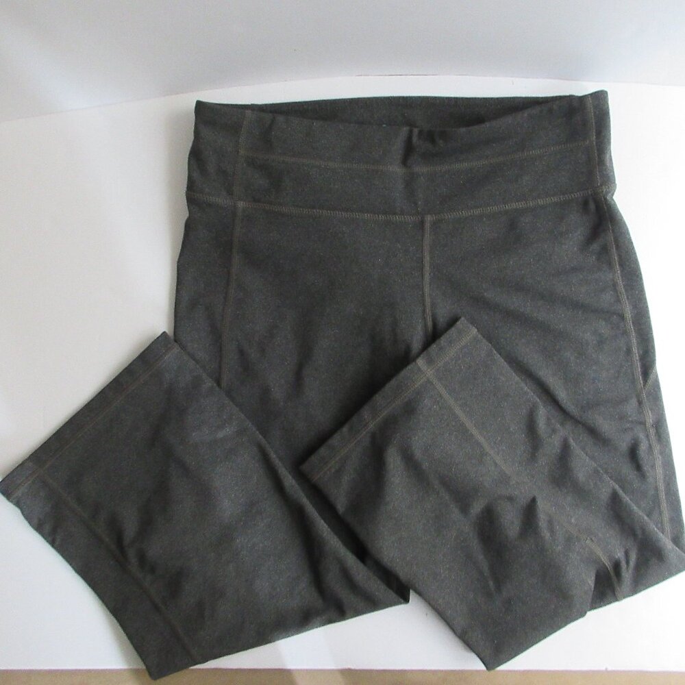 Athleta Kickbooty Gray Capri Flared Leggings Cropped Yoga 964032 Size Medium